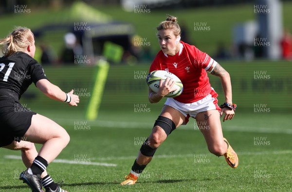 161022 - Wales v New Zealand, Women’s Rugby World Cup 2021, Pool A - Keira Bevan of Wales takes on Kendra Cocksedge of New Zealand
