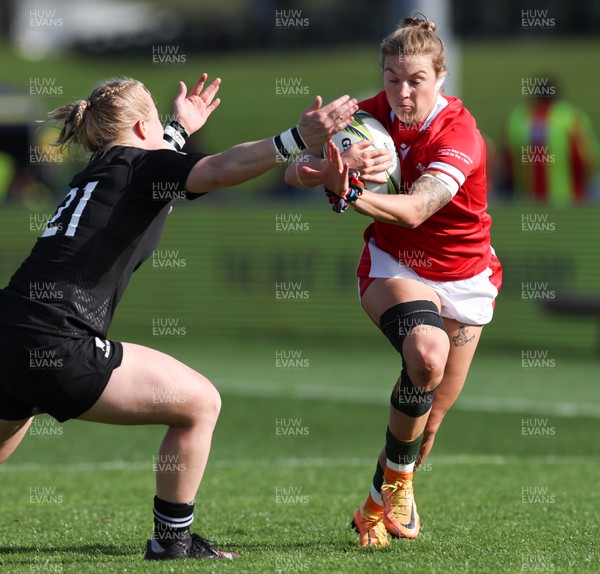 161022 - Wales v New Zealand, Women’s Rugby World Cup 2021, Pool A - Keira Bevan of Wales takes on Kendra Cocksedge of New Zealand