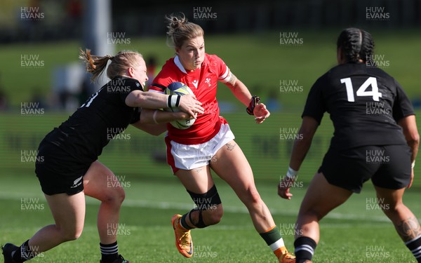 161022 - Wales v New Zealand, Women’s Rugby World Cup 2021, Pool A - Keira Bevan of Wales takes on Kendra Cocksedge of New Zealand and Renee Wickliffe of New Zealand