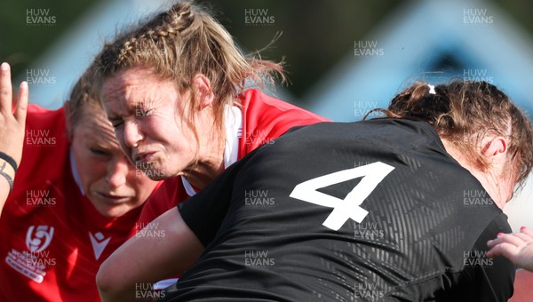 161022 - Wales v New Zealand, Women’s Rugby World Cup 2021, Pool A - Kat Evans of Wales takes on Maiakawanakaulani Roos of New Zealand