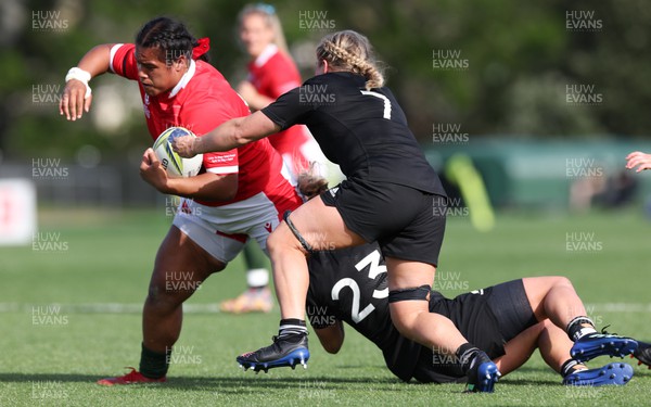 161022 - Wales v New Zealand, Women’s Rugby World Cup 2021, Pool A - Sisilia Tuipulotu of Wales takes on Kendra Reynolds of New Zealand and Hazel Tubic of New Zealand