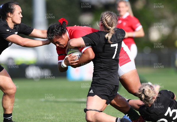 161022 - Wales v New Zealand, Women’s Rugby World Cup 2021, Pool A - Sisilia Tuipulotu of Wales takes on Kendra Reynolds of New Zealand and Hazel Tubic of New Zealand
