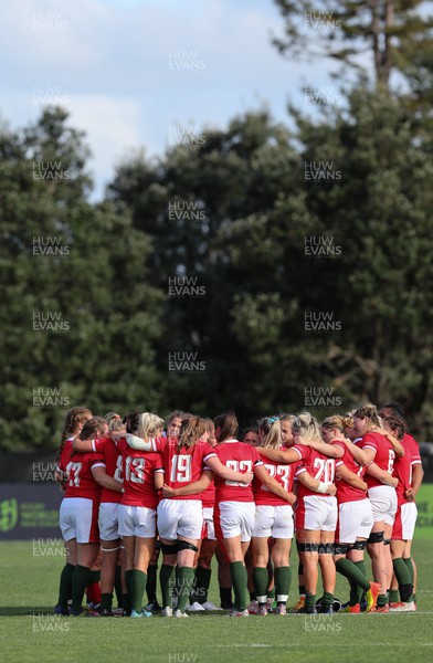 161022 - Wales v New Zealand, Women’s Rugby World Cup 2021, Pool A - Wales players huddle up on the final whistle