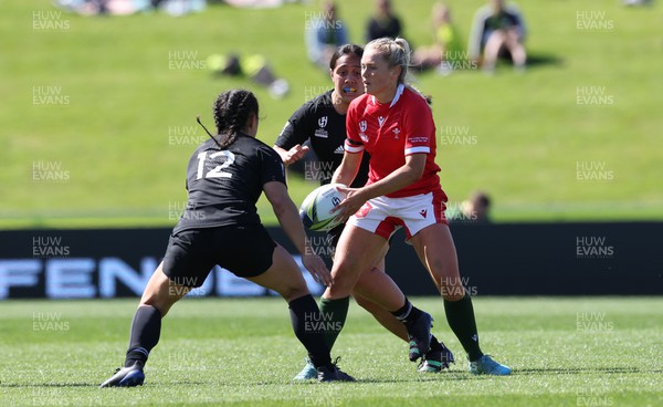 161022 - Wales v New Zealand, Women’s Rugby World Cup 2021, Pool A - Megan Webb of Wales offloads as Theresa Fitzpatrick of New Zealand closes in