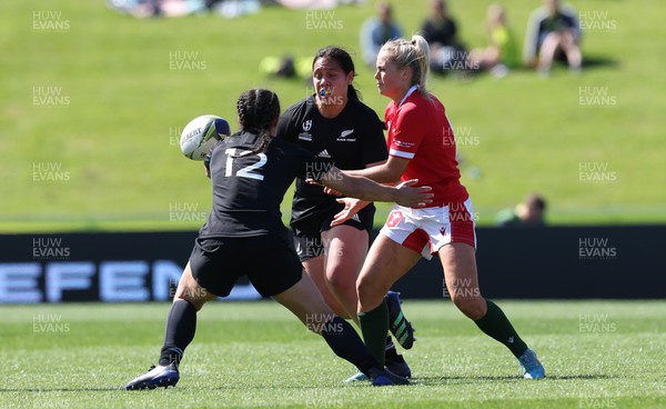 161022 - Wales v New Zealand, Women’s Rugby World Cup 2021, Pool A - Megan Webb of Wales offloads as Theresa Fitzpatrick of New Zealand closes in