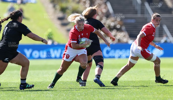 161022 - Wales v New Zealand, Women’s Rugby World Cup 2021, Pool A - Kelsey Jones of Wales breaks past Alana Bremner of New Zealand