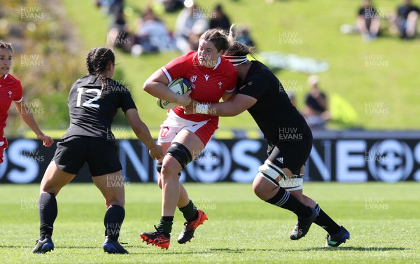 161022 - Wales v New Zealand, Women’s Rugby World Cup 2021, Pool A - Gwen Crabb of Wales takes on Charmaine McMenamin of New Zealand and Theresa Fitzpatrick of New Zealand