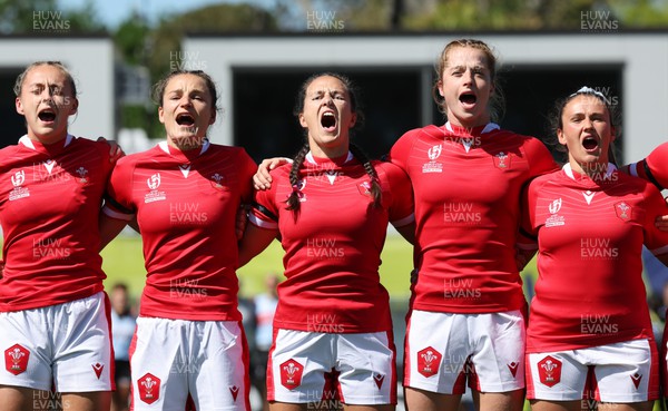 161022 - Wales v New Zealand, Women’s Rugby World Cup 2021, Pool A - Wales’ Hannah Jones, Jasmine Joyce, Ffion Lewis, Lisa Neumann and Kayleigh Powell during the anthems