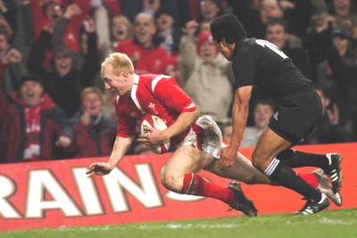 20-11-04. Wales v New Zealand   Wales' Tom Shanklin dives over to score try despite challenge from Mils Muliaina  