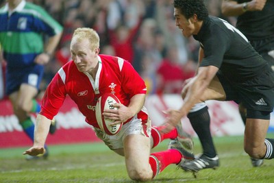 20.11.04...Wales v New Zealand, Millennium Stadium, Cardiff  Wales' Tom Shanklin dives over to score try  