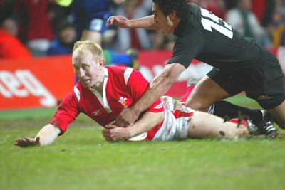 20.11.04...Wales v New Zealand, Millennium Stadium, Cardiff  Wales' Tom Shanklin dives over to score try  