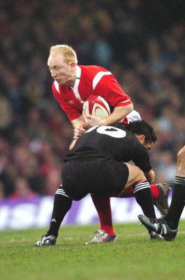 20-11-04. Wales v New Zealand   Wales' Tom Shanklin is caught by Daniel Carter.  