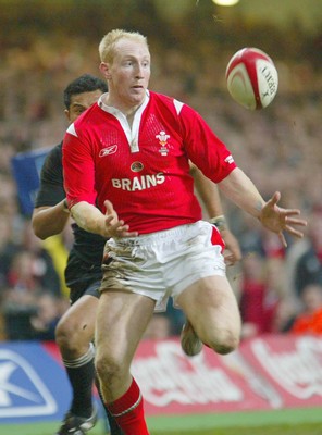 20.11.04...Wales v New Zealand, Millennium Stadium, Cardiff  Wales' Tom Shanklin takes ball to dive over to score try  