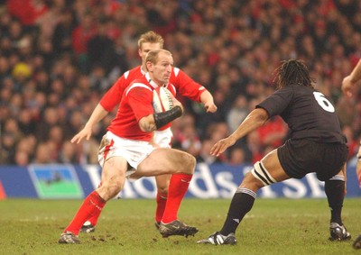 20.11.04  Wales v New Zealand, Cardiff  Wales Gareth Thomas takes on Rodney So'Oialo  
