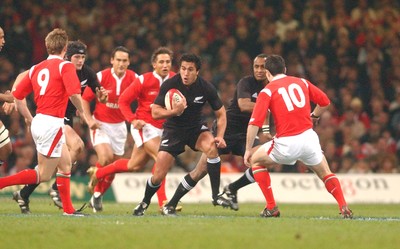 20.11.04 - Wales v New Zealand New Zealand's Mils Muliaina tries to exploit a gap  