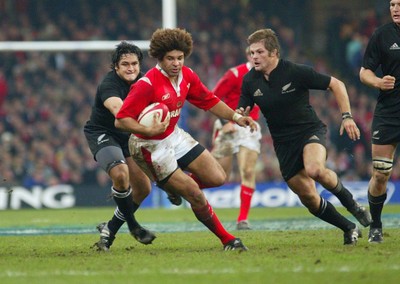 20.11.04...Wales v New Zealand, Millennium Stadium, Cardiff  Wales' Colin Charvis breaks away  