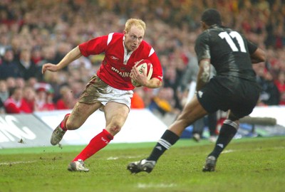 20.11.04...Wales v New Zealand, Millennium Stadium, Cardiff  Wales' Tom Shanklin takes on Joe Rokocoko  