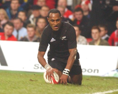 20.11.04 - Wales v New Zealand New Zealand's Joe Rokocoko claims a try  
