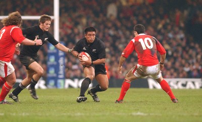 20.11.04 - Wales v New Zealand New Zealand's Kevin Mealamu tries to exploit a gap between Adam Jones (L) and Stephen  