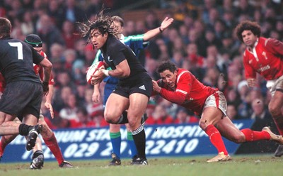 20-11-04. Wales v New Zealand   Wales' Gavin Henson tackles Ma'a Nonu  