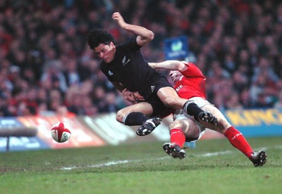 20-11-04. Wales v New Zealand   Wales' Tom Shanklin tackles Doug Howlett.  