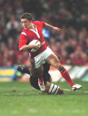 20-11-04. Wales v New Zealand   Wales' Shane Williams tries to get away from Mose Tuiali'i  