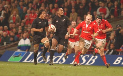 20.11.04 - Wales v New Zealand New Zealand's Joe Rokocoko races in  to score try  