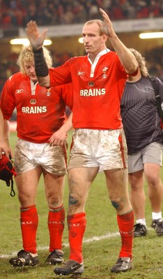 20-11-04. Wales v New Zealand   Wales captain Gareth Thomas applauds his team as they leave the field.  