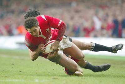 20.11.04...Wales v New Zealand, Millennium Stadium, Cardiff  Wales' Gavin Henson is tackled by Doug Howlett  