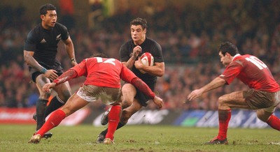 20.11.04 - Wales v New Zealand New Zealand's Daniel Carter tries to get past Gavin Henson (L) and Stephen Jones  