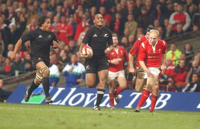 20.11.04 - Wales v New Zealand New Zealand's Joe Rokocoko races in  to score try  