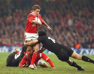20.11.04  Wales v New Zealand, Cardiff  Shane Williams is tackled by Doug Howlett  