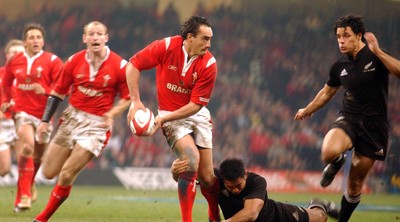20.11.04  Wales v New Zealand, Cardiff  Sonny Parker is tackled by Keven Mealamu.  