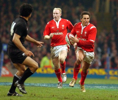 20.11.04  Wales v New Zealand, Cardiff  Gavin Henson takes on Doug Howlett.  
