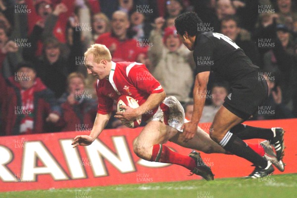 20-11-04. Wales v New Zealand   Wales' Tom Shanklin dives over to score try despite challenge from Mils Muliaina  