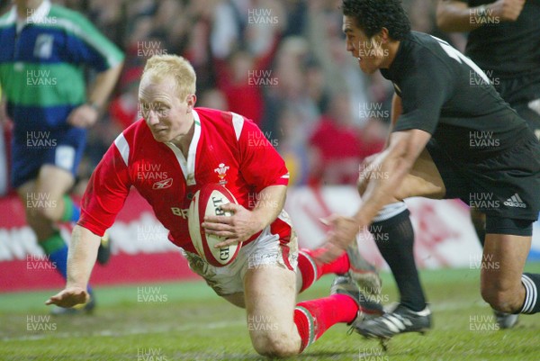20.11.04...Wales v New Zealand, Millennium Stadium, Cardiff  Wales' Tom Shanklin dives over to score try  