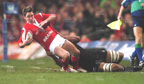 20-11-04. Wales v New Zealand   Wales' Shane Williams is caught by Mose Tuiali'i  
