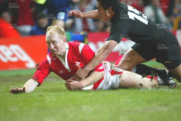 20.11.04...Wales v New Zealand, Millennium Stadium, Cardiff  Wales' Tom Shanklin dives over to score try  