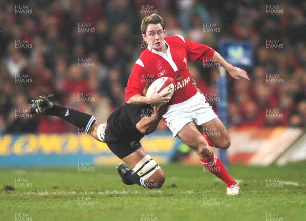 20-11-04. Wales v New Zealand   Wales' Shane Williams is caught by Mose Tuiali'i  