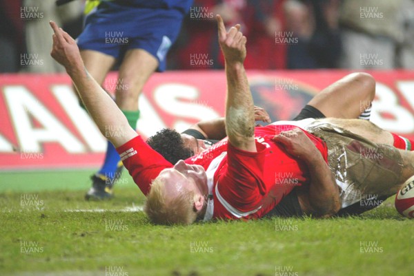 20.11.04...Wales v New Zealand, Millennium Stadium, Cardiff  Wales' Tom Shanklin celebrates try  