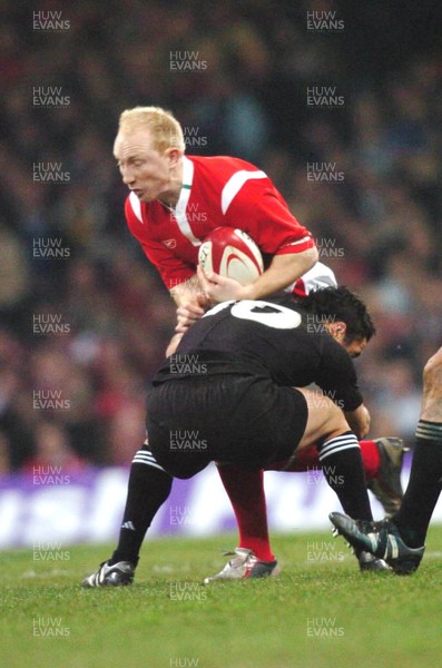 20-11-04. Wales v New Zealand   Wales' Tom Shanklin is caught by Daniel Carter.  
