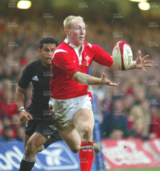 20.11.04...Wales v New Zealand, Millennium Stadium, Cardiff  Wales' Tom Shanklin takes ball to dive over to score try  