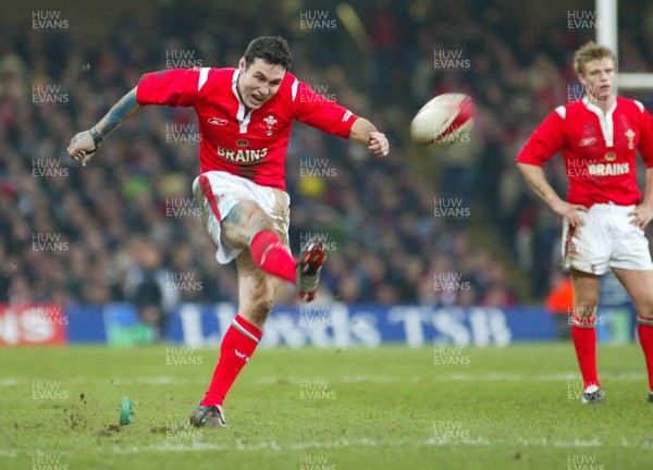 20.11.04...Wales v New Zealand, Millennium Stadium, Cardiff  Wales' Stephen Jones kicks for goal  
