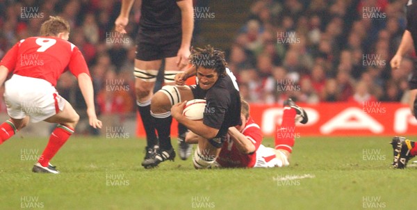 20.11.04 - Wales v New Zealand New Zealand's Rodney So'Oialo struggles to breach the Welsh defence  