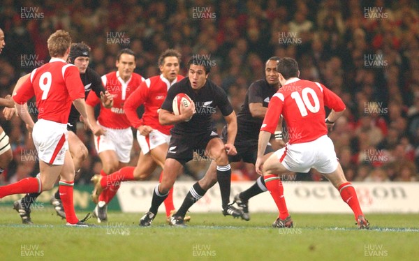 20.11.04 - Wales v New Zealand New Zealand's Mils Muliaina tries to exploit a gap  
