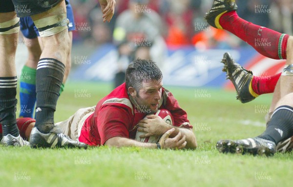 20.11.04...Wales v New Zealand, Millennium Stadium, Cardiff  Wales' Mefin  Davies powers over to score try  