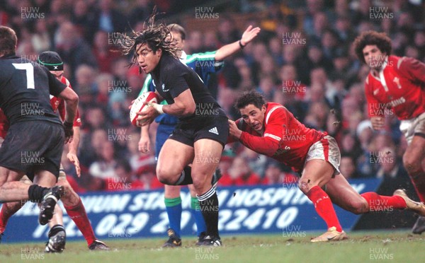 20-11-04. Wales v New Zealand   Wales' Gavin Henson tackles Ma'a Nonu  