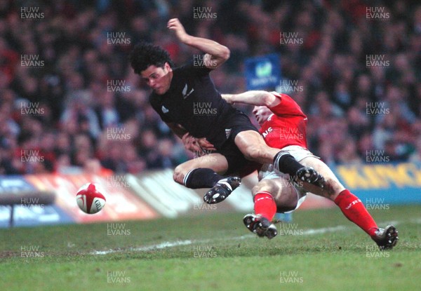 20-11-04. Wales v New Zealand   Wales' Tom Shanklin tackles Doug Howlett.  