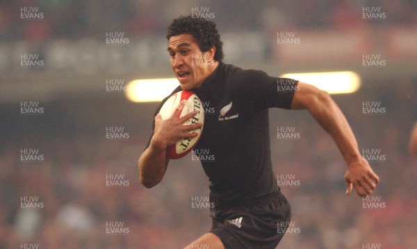 20.11.04 - Wales v New Zealand New Zealand's Mils Muliaina races in to score try  