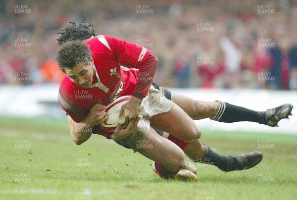 20.11.04...Wales v New Zealand, Millennium Stadium, Cardiff  Wales' Gavin Henson is tackled by Doug Howlett  